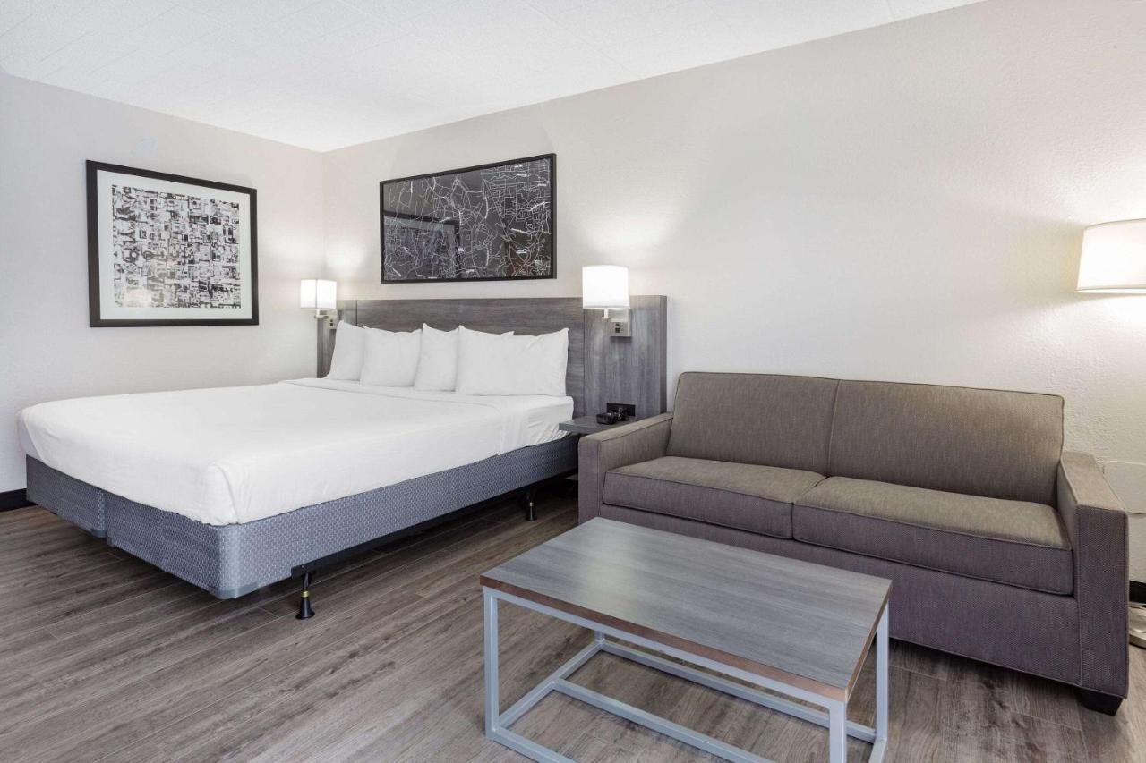 Ramada By Wyndham Hartford North - Bradley Airport Hotel Windsor Locks Exterior photo