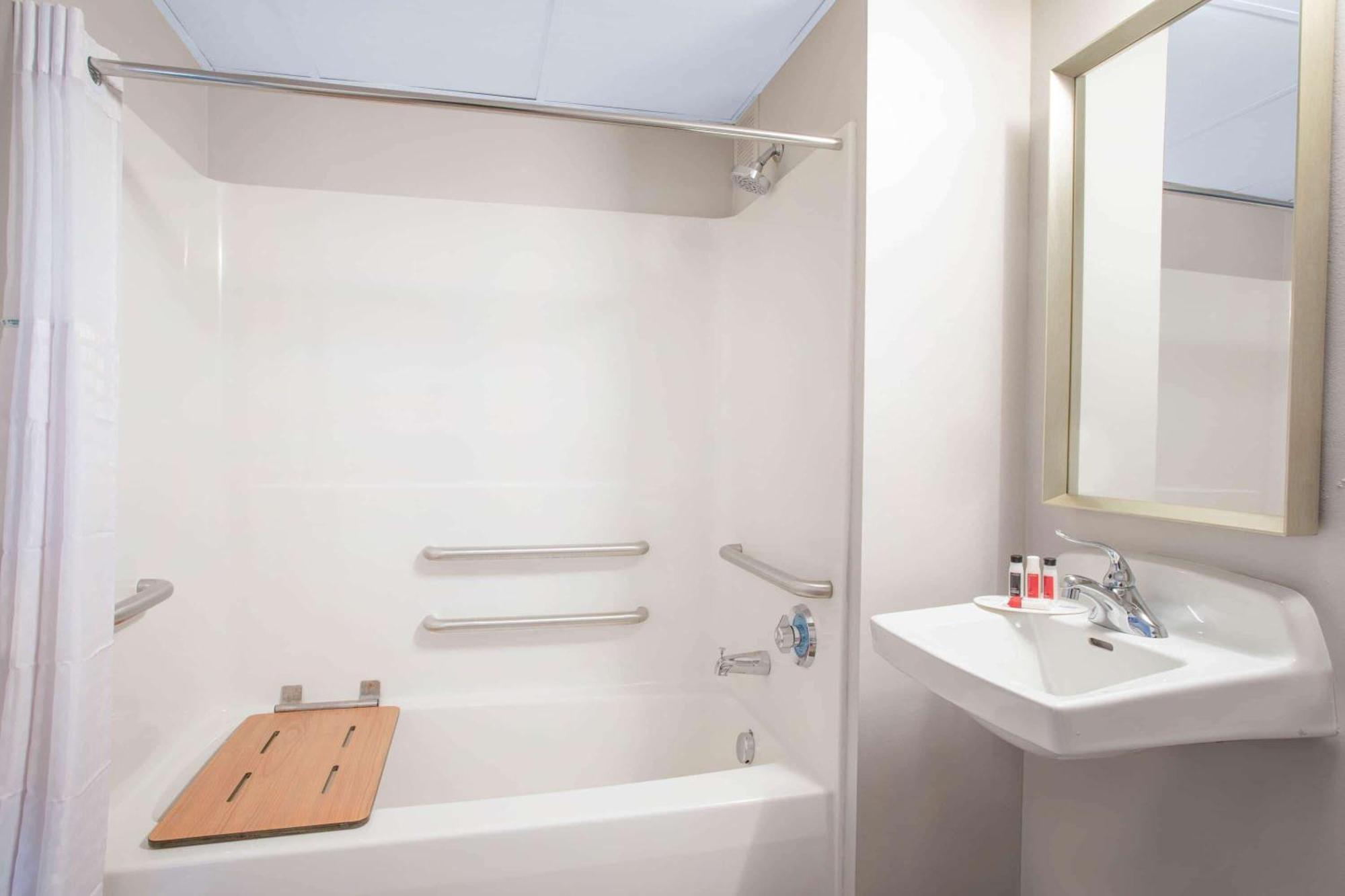 Ramada By Wyndham Hartford North - Bradley Airport Hotel Windsor Locks Room photo